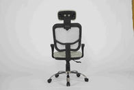 Chaise grise d'ordinateur personnel de tissu de couleur avec l'appui-tête, dos de maille pour le bureau