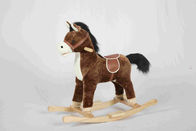 le poney en bois de cheval de basculage de 2.1KG Brown avec les bruits réalistes/deux a courbé des rails