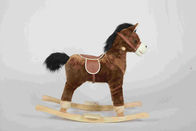 le poney en bois de cheval de basculage de 2.1KG Brown avec les bruits réalistes/deux a courbé des rails